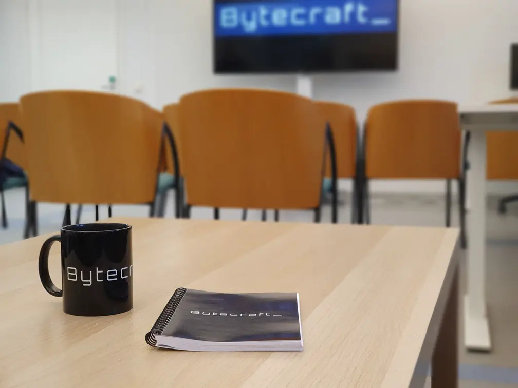 Sohvalta käsin bytecraftilaista toimistomaisemaa