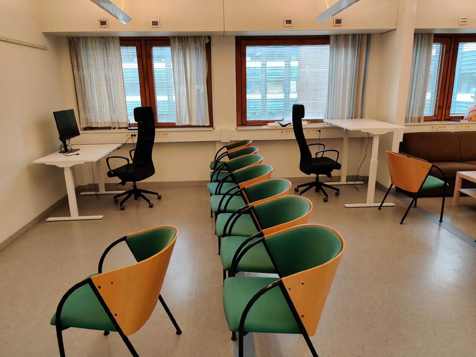 Koronaturvalliset työvälit levittivät työpöytiä myös auditorion puolelle
